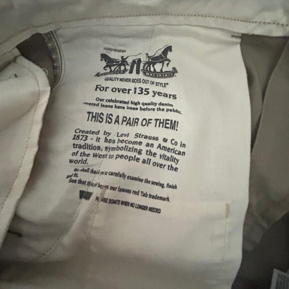 Levi's 36 waist, relaxed fit, cargo shorts. Brand new with tag. - Picture 4 of 5